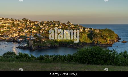 Fowey, Cornouailles, Angleterre, Royaume-Uni - 28 mai 2022 : ambiance nocturne à Fowey avec vue sur la rivière à Polruan Banque D'Images