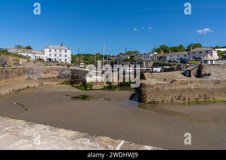 Charlestown, Cornouailles, Angleterre, Royaume-Uni - 28 mai 2022 : marée basse au port Banque D'Images