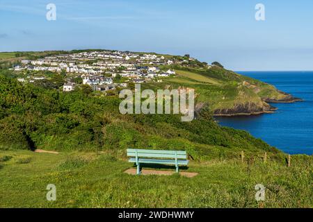 Fowey, Cornouailles, Angleterre, Royaume-Uni - 28 mai 2022 : Banc près de Readymoney Cove avec vue sur la rivière Fowey vers Polruan Banque D'Images