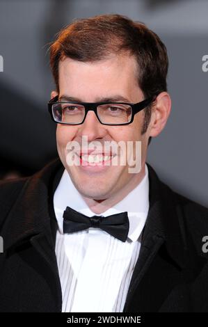 Photo de dossier datée du 23/01/13 de Richard Osman arrivant pour les National Television Awards 2013 à l'O2 Arena, Londres. M. Osman, qui a quitté une carrière distinguée à la télévision pour se concentrer sur l'écriture, a obtenu le statut de platine pour la deuxième fois avec son roman policier The Bullet That Missed. Le livre a été parmi les quatre titres qui ont été honorés lors des bestseller Awards annuels au Ham Yard Hotel à Londres lundi soir, ayant vendu plus d'un million d'exemplaires. Date d'émission : lundi 22 janvier 2024. Banque D'Images
