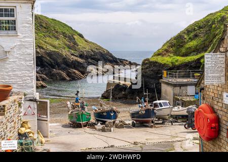 Portloe, Cornouailles, Angleterre, Royaume-Uni - 29 mai 2022 : bateaux de pêche sur Portloe Beach Banque D'Images