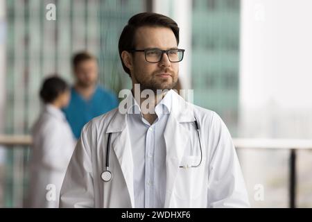 Médecin en chef sérieux debout dans l'espace du hall de la clinique Banque D'Images