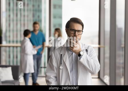 Jeune médecin en chef sérieux regardant la caméra Banque D'Images