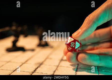 Jouer à un jeu de rôle de table fantastique avec un dé D20 Banque D'Images