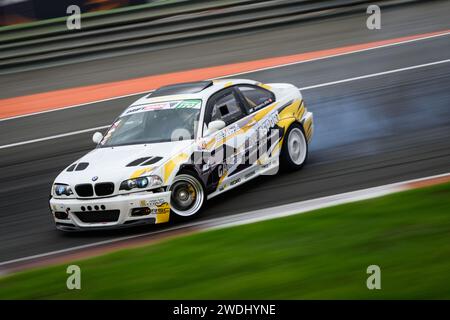 Voiture à grande vitesse dérivant de fumée autour du circuit Ricardo Tormo à Cheste, Valence, Espagne Banque D'Images