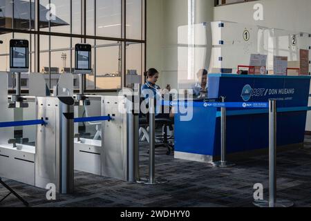Bangkok, Thaïlande. 15 janvier 2024. Les hôtesses de l'air Don Mueang sont vues à une porte d'embarquement, à l'aéroport international Don Mueang. L'aéroport international Don Mueang est l'un des deux aéroports internationaux desservant la région métropolitaine de Bangkok. Crédit : SOPA Images Limited/Alamy Live News Banque D'Images