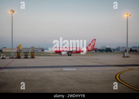 Bangkok, Thaïlande. 15 janvier 2024. Un avion de la compagnie aérienne AirAsia est vu à l'aéroport international Don Mueang. L'aéroport international Don Mueang est l'un des deux aéroports internationaux desservant la région métropolitaine de Bangkok. Crédit : SOPA Images Limited/Alamy Live News Banque D'Images