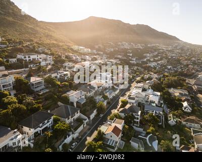 Maisons sur une colline à Fish Hoek, Afrique du Sud Banque D'Images