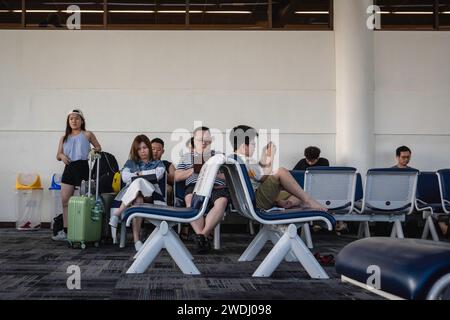 Bangkok, Thaïlande. 15 janvier 2024. Une famille asiatique attendant à une porte d'embarquement, à l'aéroport international Don Mueang. L'aéroport international Don Mueang est l'un des deux aéroports internationaux desservant la région métropolitaine de Bangkok. (Image de crédit : © Nathalie Jamois/SOPA Images via ZUMA Press Wire) USAGE ÉDITORIAL SEULEMENT! Non destiné à UN USAGE commercial ! Banque D'Images