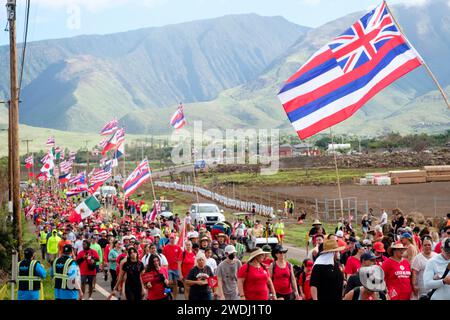 Lahiana, Hawaï, États-Unis. 20 janvier 2024. Les résidents locaux de Maui défilent dans le rassemblement de l'unité de Houlu Lahaina avec des partisans qui se sont joints à la marche de toutes les îles hawaïennes. Le but de la marche était de promouvoir la solidarité, la guérison et la manifestation pour le rétablissement des résidents de Lahaina avec pour objectif de maintenir Lahaina comme un lieu hawaïen, non contrôlé par des intérêts extérieurs. (Image de crédit : © J. Matt/ZUMA Press Wire) USAGE ÉDITORIAL SEULEMENT! Non destiné à UN USAGE commercial ! Banque D'Images