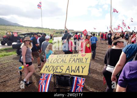 Lahiana, Hawaï, États-Unis. 20 janvier 2024. Un résident de Maui marche dans le rassemblement de l'unité de Houlu Lahaina tirant un panneau dénonçant la perte de familles locales à la migration après les incendies de forêt de Maui en août 2023. Le but de la marche était de promouvoir la solidarité, la guérison et la manifestation pour le rétablissement des résidents de Lahaina avec pour objectif de maintenir Lahaina comme un lieu hawaïen, non contrôlé par des intérêts extérieurs. (Image de crédit : © J. Matt/ZUMA Press Wire) USAGE ÉDITORIAL SEULEMENT! Non destiné à UN USAGE commercial ! Banque D'Images