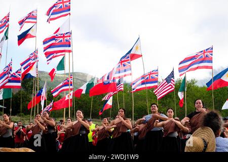 Lahiana, Hawaï, États-Unis. 20 janvier 2024. Les danseurs du Halau Keakiokamaile offrent un hula au rassemblement de l’unité Houlu Lahaina à Lahaina. Des partisans se sont joints à la marche de toutes les îles hawaïennes. Le but de la marche était de promouvoir la solidarité, la guérison et la manifestation pour le rétablissement des résidents de Lahaina avec pour objectif de maintenir Lahaina comme un lieu hawaïen, non contrôlé par des intérêts extérieurs. (Image de crédit : © J. Matt/ZUMA Press Wire) USAGE ÉDITORIAL SEULEMENT! Non destiné à UN USAGE commercial ! Banque D'Images