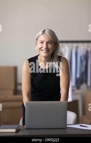 Portrait de propriétaire de petite entreprise d'âge moyen posant dans l'entrepôt Banque D'Images