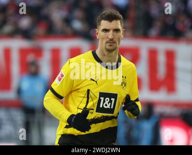 Koeln, Allemagne. 20 janvier 2024. Thomas Meunier (BVB), Koeln, Deutschland, 20.01.2024, 1. Bundesliga 18. Spieltag, 1. FC Koeln - Borussia Dortmund. LA RÉGLEMENTATION du LDF INTERDIT TOUTE UTILISATION DE PHOTOGRAPHIES COMME SÉQUENCES D'IMAGES ET/OU QUASI-VIDÉO crédit : Juergen Schwarz/Alamy Live News Banque D'Images