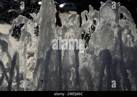 Détail de l'eau des éclaboussures de fontaine et des pulvérisations devant la mosquée Eyup Sultan Camii, Istanbul, Turquie Banque D'Images