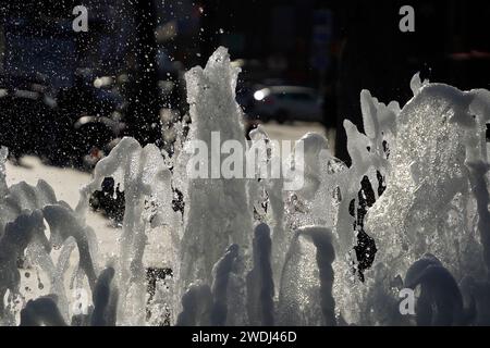 Détail de l'eau des éclaboussures de fontaine et des pulvérisations devant la mosquée Eyup Sultan Camii, Istanbul, Turquie Banque D'Images