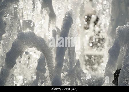 Détail de l'eau des éclaboussures de fontaine et des pulvérisations devant la mosquée Eyup Sultan Camii, Istanbul, Turquie Banque D'Images