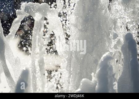 Détail de l'eau des éclaboussures de fontaine et des pulvérisations devant la mosquée Eyup Sultan Camii, Istanbul, Turquie Banque D'Images