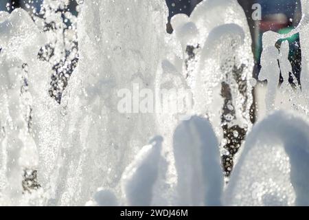 Détail de l'eau des éclaboussures de fontaine et des pulvérisations devant la mosquée Eyup Sultan Camii, Istanbul, Turquie Banque D'Images