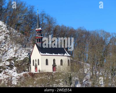 Blick auf eine Kapelle im Ahrtal Eifel Kapelle im Ahrtal auf Felsruecken *** vue d'une chapelle dans la vallée de l'Ahr Chapelle Eifel dans la vallée de l'Ahr sur un éperon rocheux Banque D'Images