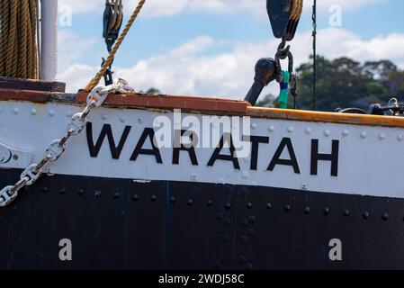 Gros plan de la proue et du nom sur la coque du remorqueur à vapeur Waratah de 1902 au charbon, détenu et géré par la Sydney Heritage Fleet Banque D'Images