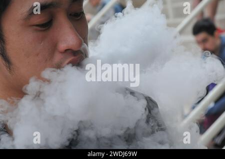 San Diego/california/ 27 septembre 2019, un peu de vapotage à Twichcon event ouside San Diego Convention Cneter à San Diego aujourd'hui week-end événement à San Diego.(Photo..Francis Dean / Deanimages). Banque D'Images