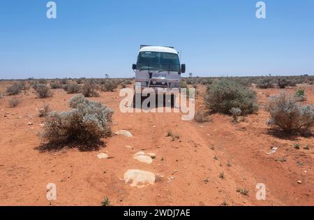 4WD Toyota Coaster voyageant sur la route de Rawlinna à Cocklebiddy Outback dans la plaine de Nullarbor, Australie occidentale, WA, Austra Banque D'Images