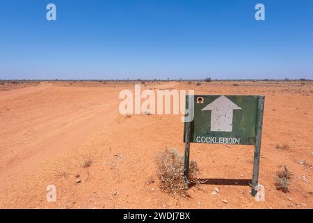 Panneau indiquant la direction de Cocklebiddy sur la terre rouge sauvage éloignée de Rawlinna. Plaine de Nullarbor, Australie occidentale, WA, Australie Banque D'Images