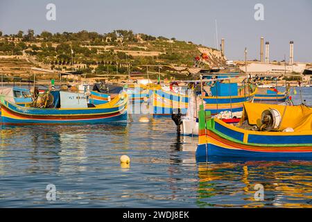 Marsaxlokk, Malte - 18 juin 2023 : Luzzi, bateaux typiquement maltais amarrés dans le port Banque D'Images