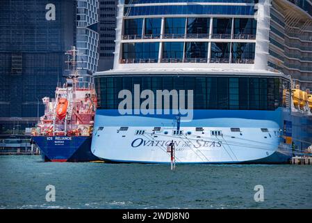 ICS RELIANCE navire de croisière de ravitaillement Ovation of the Seas au terminal de passagers d'outre-mer, est un navire-citerne de produits pétroliers construit en 2011 ou navire de soute Banque D'Images