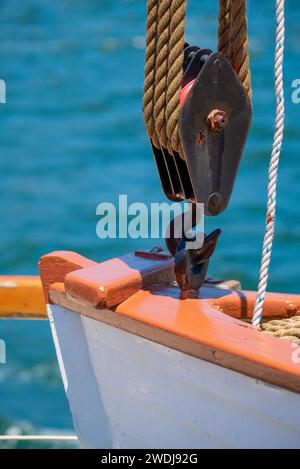 Le bateau de sauvetage Ben Dwyer, construit au clinker, est monté à bord du remorqueur à vapeur Waratah de 1902 feux de charbon, suspendu à une grande poulie à corde Banque D'Images