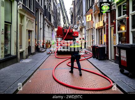 AMSTERDAM - incendie à XO Hotels City Center sur Beursstraat dans le centre de la capitale. L'hôtel a été évacué pendant une courte période et environ 90 clients ont été logés dans un restaurant voisin. Quatre chambres sont endommagées par le feu et les eaux. Les chambres d'hôtel restantes ont été libérées à nouveau. ANP RAMON VAN flymen netherlands Out - belgique Out Banque D'Images