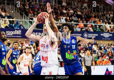 Rostock, Deutschland. 20 janvier 2024. Wurf/Treffer Owen Klassen (Wuerzburg baskets, #05), Chevez Goodwin (Rostock Seawolves, #11) Rostock Seawolves vs. Wuerzburg baskets, Basketball, Bundesliga, Spieltag 17, saison 2023/2024, 20.01.2024 photo : Eibner-Pressefoto/Marcel von Fehrn crédit : dpa/Alamy Live News Banque D'Images