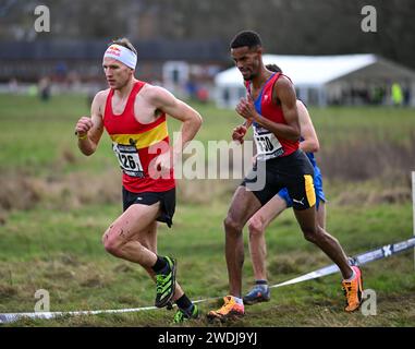 Hampstead, Angleterre. 20 janvier 2024. Tom Evans (426) et Mahamed Mahamed (530) au London International Cross Country. Crédit : Nigel Bramley/Alamy Live News Banque D'Images