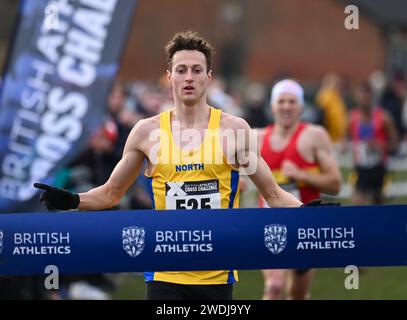 Hampstead, Angleterre. 20 janvier 2024. Hugo Milner (525), double la course masculine senior au London International Cross Country. Crédit : Nigel Bramley/Alamy Live News Banque D'Images