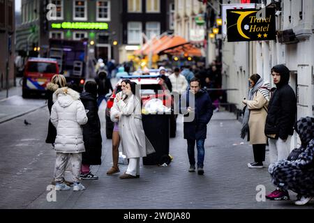 AMSTERDAM - clients de l'hôtel XO Hotels City Center sur la Beursstraat dans le centre de la capitale où un incendie a fait rage. L'hôtel a été évacué pendant une courte période et environ 90 clients ont été logés dans un restaurant voisin. Quatre chambres sont endommagées par le feu et les eaux. Les chambres d'hôtel restantes ont été libérées à nouveau. ANP RAMON VAN flymen netherlands Out - belgique Out Banque D'Images