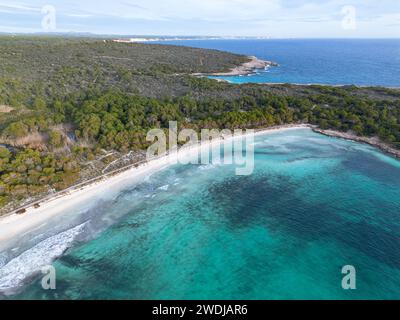 Plage de Beallavista à son saura prise de vue aérienne, Minorque, mer Méditerranée Banque D'Images