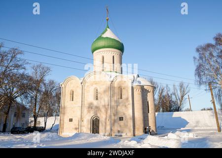 PERESLAVL-ZALESSKY, RUSSIE - 04 JANVIER 2024 : Cathédrale médiévale de Transfiguration par une journée ensoleillée de janvier. Anneau d'or de la Russie Banque D'Images