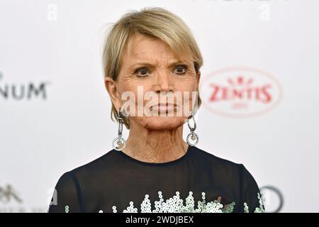 Uschi GLAS Schauspielerin, Einzelbild,angeschnittenes Einzelmotiv,Portraet,Portrait,Porträt. 48.Deutscher Filmball, Roter Teppich,tapis rouge,Am 20.01.2024 im H o t e l B a y e r i s c h e r H o f, M u e n c h e n. Sven Simon Fotoagentur GmbH & Co. Pressefoto KG Prinzess-Luise-Str. 41 45479 M u e l h e i m / R u h r Tél. 0208/9413250 Fax. 0208/9413260 GLS Bank BLZ 430 609 67 KTO. 4030 025 100 IBAN DE75 4306 0967 4030 0251 00 BIC GENODEM1GLS www.svensimon.net *** Uschi GLAS actrice , image unique, motif unique recadré, portrait, portrait 48 boule de film allemand, tapis rouge, tapis rouge, sur 20 0 Banque D'Images