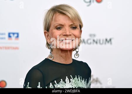 Uschi GLAS Schauspielerin, Einzelbild,angeschnittenes Einzelmotiv,Portraet,Portrait,Porträt. 48.Deutscher Filmball, Roter Teppich,tapis rouge,Am 20.01.2024 im H o t e l B a y e r i s c h e r H o f, M u e n c h e n. Sven Simon Fotoagentur GmbH & Co. Pressefoto KG Prinzess-Luise-Str. 41 45479 M u e l h e i m / R u h r Tél. 0208/9413250 Fax. 0208/9413260 GLS Bank BLZ 430 609 67 KTO. 4030 025 100 IBAN DE75 4306 0967 4030 0251 00 BIC GENODEM1GLS www.svensimon.net *** Uschi GLAS actrice , image unique, motif unique recadré, portrait, portrait 48 boule de film allemand, tapis rouge, tapis rouge, sur 20 0 Banque D'Images