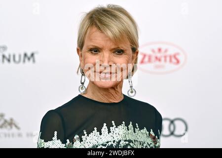 Uschi GLAS Schauspielerin, Einzelbild,angeschnittenes Einzelmotiv,Portraet,Portrait,Porträt. 48.Deutscher Filmball, Roter Teppich,tapis rouge,Am 20.01.2024 im H o t e l B a y e r i s c h e r H o f, M u e n c h e n. Sven Simon Fotoagentur GmbH & Co. Pressefoto KG Prinzess-Luise-Str. 41 45479 M u e l h e i m / R u h r Tél. 0208/9413250 Fax. 0208/9413260 GLS Bank BLZ 430 609 67 KTO. 4030 025 100 IBAN DE75 4306 0967 4030 0251 00 BIC GENODEM1GLS www.svensimon.net *** Uschi GLAS actrice , image unique, motif unique recadré, portrait, portrait 48 boule de film allemand, tapis rouge, tapis rouge, sur 20 0 Banque D'Images