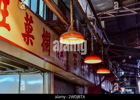 Lampes poussiéreuses suspendues dans une ruelle au Yau Ma Tei fruit Market, Kowloon, Hong Kong. Depuis 1913. Banque D'Images