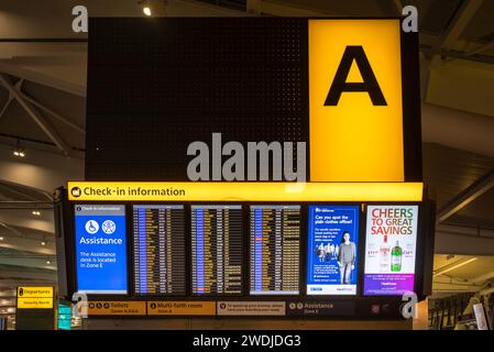 Un panneau d'information sur l'enregistrement portant la mention « A » dans le hall des départs du terminal 5 de l'aéroport d'Heathrow à Londres, Royaume-Uni. Banque D'Images