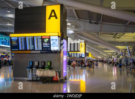 Panneaux d'information et marqueurs de zone dans la zone d'enregistrement dans le hall des départs du terminal cinq de l'aéroport d'Heathrow à Londres, Royaume-Uni. Banque D'Images