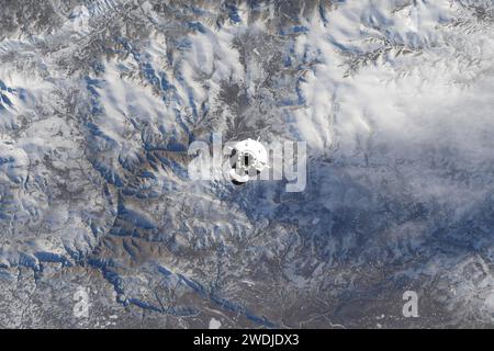 Station spatiale internationale, orbite terrestre. 20 janvier 2024. Station spatiale internationale, ORBITE TERRESTRE. 20 janvier 2024. Le vaisseau spatial habité SpaceX Dragon transportant les astronautes de la mission Axiom 3 approche de la Station spatiale internationale pour amarrer le module Harmony, le 20 janvier 2024 en orbite terrestre. La mission Ax-3 est la première mission d'astronaute commercial entièrement européenne à se rendre sur la Station spatiale internationale. Crédit : Jasmin Moghbeli/NASA/Alamy Live News Banque D'Images