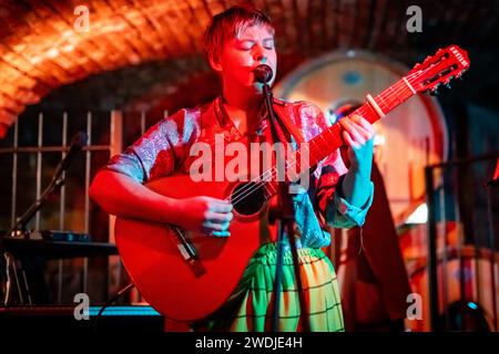 Édimbourg, Écosse. Sam 20 janvier 2024. La musicienne écossaise Faith Eliott sur scène à Lost in Leith dans le cadre du concert-bénéfice du label OK Pal pour soutenir l’organisation caritative Medical Aid for Palestine. Faith Eliott est un auteur-compositeur-interprète basé à Édimbourg/Glasgow et est le co-fondateur de OK Pal Records, un label indépendant fondé en 2018. Ils ont été rejoints à cette performance par la violoniste Robyn Anne Dawson. Banque D'Images