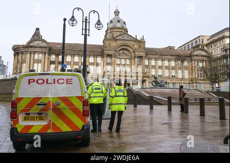 Victoria Square, Birmingham, 21 janvier 2024 - la police des West Midlands à Victoria Square, dans le centre de Birmingham, après que Muhammad Hassam Ali, 17 ans, a été poignardé à mort samedi après-midi. - DÉCLARATION DE LA POLICE DES WEST MIDLANDS : nous avons commencé une enquête pour meurtre après qu'un adolescent poignardé dans le centre-ville de Birmingham soit mort tragiquement. Nous avons été appelés à Victoria Square après qu’un garçon de 17 ans ait été retrouvé grièvement blessé hier, juste avant 15h30 (20 janvier). Il a été transporté d'urgence à l'hôpital mais est malheureusement décédé plus tard. Crédit : Arrêter Press Media/Alamy Live News Banque D'Images