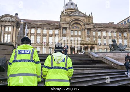 Victoria Square, Birmingham, 21 janvier 2024 - la police des West Midlands à Victoria Square, dans le centre de Birmingham, après que Muhammad Hassam Ali, 17 ans, a été poignardé à mort samedi après-midi. - DÉCLARATION DE LA POLICE DES WEST MIDLANDS : nous avons commencé une enquête pour meurtre après qu'un adolescent poignardé dans le centre-ville de Birmingham soit mort tragiquement. Nous avons été appelés à Victoria Square après qu’un garçon de 17 ans ait été retrouvé grièvement blessé hier, juste avant 15h30 (20 janvier). Il a été transporté d'urgence à l'hôpital mais est malheureusement décédé plus tard. Crédit : Arrêter Press Media/Alamy Live News Banque D'Images