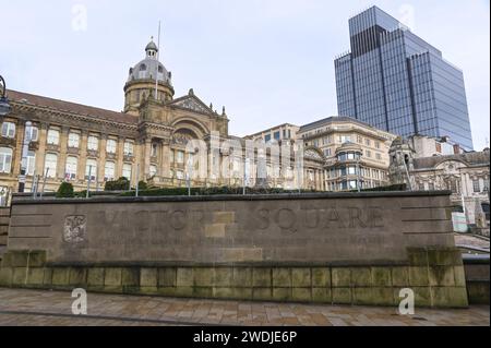 Victoria Square, Birmingham, 21 janvier 2024 - la police des West Midlands à Victoria Square, dans le centre de Birmingham, après que Muhammad Hassam Ali, 17 ans, a été poignardé à mort samedi après-midi. - DÉCLARATION DE LA POLICE DES WEST MIDLANDS : nous avons commencé une enquête pour meurtre après qu'un adolescent poignardé dans le centre-ville de Birmingham soit mort tragiquement. Nous avons été appelés à Victoria Square après qu’un garçon de 17 ans ait été retrouvé grièvement blessé hier, juste avant 15h30 (20 janvier). Il a été transporté d'urgence à l'hôpital mais est malheureusement décédé plus tard. Crédit : Arrêter Press Media/Alamy Live News Banque D'Images