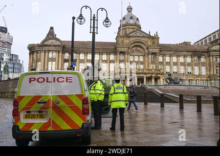 Victoria Square, Birmingham, 21 janvier 2024 - la police des West Midlands à Victoria Square, dans le centre de Birmingham, après que Muhammad Hassam Ali, 17 ans, a été poignardé à mort samedi après-midi. - DÉCLARATION DE LA POLICE DES WEST MIDLANDS : nous avons commencé une enquête pour meurtre après qu'un adolescent poignardé dans le centre-ville de Birmingham soit mort tragiquement. Nous avons été appelés à Victoria Square après qu’un garçon de 17 ans ait été retrouvé grièvement blessé hier, juste avant 15h30 (20 janvier). Il a été transporté d'urgence à l'hôpital mais est malheureusement décédé plus tard. Crédit : Arrêter Press Media/Alamy Live News Banque D'Images